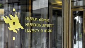 Fusk som leder till polisanmälning är väldigt ovanligt vid Helsingfors universitet. Bild på glasdörr vid Helsingfors universitet. På dörren står universitetets logotyp och och texten "Helsingfors universitet".