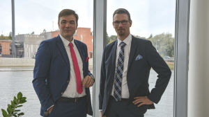 Vasa Elektriskas vd Stefan Damlin och Mats Söderlund från EPV Energi. Två män i kostym