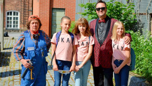 Vaktmästaren Britta (Bodil Sarén), guldeleverna Nova (Ava-Amanda Eriksson), Leia (Tora Backholm), Luna (Hanna Håkans) och rekorn Bäckman (Roland Rantschukoff) en grupp människor