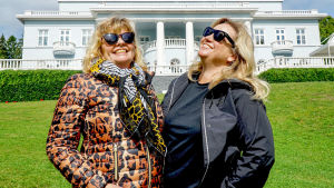 Päivä elämässä: Inger Nilsson & Maria Sid. Inger Nilsson ja Maria Sid hymyilevät puistossa.