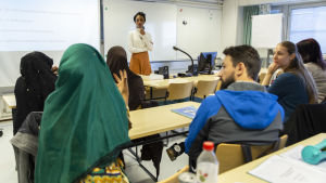 Gästföreläsare Ujuni Ahmed talar om familjevåld och de studerande deltar ivrigt. Lektion på yrkesinstitutet Careeria. Gästföreläsaren Ujuni Ahmed talar om familje- och hedersvåld.