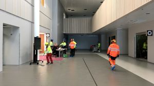 De som har flyttat till Finland på grund av jobbet har färdigt en arbetsplats ordnad, medan de som har kommit hit som flyktingar eller via familjeåterförening oftast inte först har de nätverk som behövs för att få jobb. Keskussairaalan aulaa siivotaan