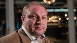 Max Jansson, vd vid Vasa turism säger att affärsresorna är viktiga för ekonomin. man i beige kostym