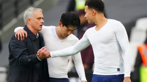 José Mourinho firar seger med Son Heung-min och Dele Alli. José Mourinho firar seger med Son Heung-min och Dele Alli.