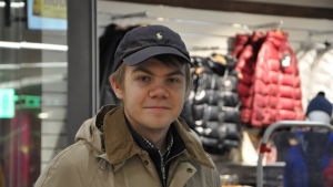 Paavo Kivijärvi köper inget i onödan. Paavo i närbild, står utanför en butik som säljer vinterjackor.