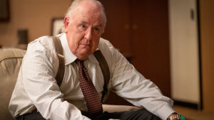 En man och hans samvete? John Lithgow är strålande som Roger Ailes - rollen som i tv-versionen gjordes av Russell Crowe. John Lithgow som Roger Ailes - sittande i soffan.