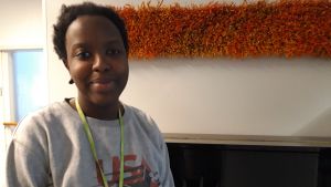 Hawa Sesay är glad att staden Karleby tog ungdomsfullmäktiges förslag på allvar Nuori nainen seisoo pianon edessä.