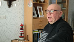 Kari Häggblom kräver försiktighet då avverkningarna görs på Sälgrund. En skallig man med glasögon sitter intill ett skåp.