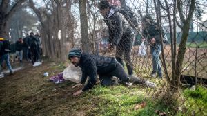 Migranter klippte hål i gränsstängsel i Pazarkule på söndagen. De här männen har inte ännu nått den grekiska sidan om gränsen. Migranter klippte hål i gränsstängsel i Pazarkule på söndagen. De här männen har inte ännu nått den grekiska sidan om gränsen.