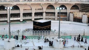 Några människor promenerar runt Kaaba i den stora moskén i Mecka 5.3.2020. Saudiarabien desinficerar muslimska heliga platser. Några människor promenerar runt Kaaba i den stora moskén i Mecka 5.3.2020. Saudiarabien desinficerar muslimska heliga platser, och har inhiberat den årliga heliga pilgrimssammankomsten umrah.