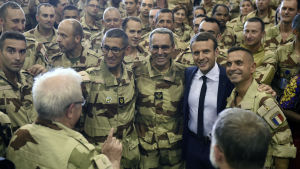 Macron besökte Barkhane-styrkan i Mali år 2017. Frankrikes president omfamnar soldater stationerade i Mali under ett besök.