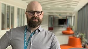 Om en vecka är skolan fylld igen, men med minimal rörlighet i korridorerna, säger Martin Ahlskog som är rektor i Sursik högstadieskola i Pedersöre. Martin Ahlskog rektor i Sursik högstadium står i en tom korridor