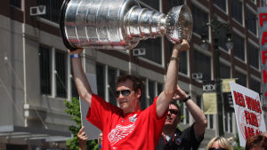 Nicklas Lidström med bucklan. Nicklas Lidström med Stanley Cup-bucklan.