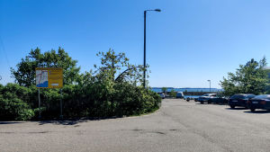 Nu är det bara korttidsparkering som gäller nere vid hamnområdet. Ett parkeringsområde nere vid stranden.