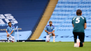 Burnleys och Citys spelare knäböjer inför matchen. Burnleys och Citys spelare knäböjer inför matchen.