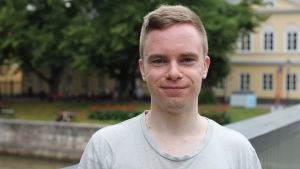 Aaro Anteroinen fick tillbaka sin stulna cykel. En blond ung man ser in i kameran och ler.