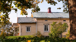 Taket måste göras om. Den gamla prästgården som är nyare, taket är täckt med presenning.
