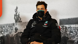 Toto Wolff. Toto Wolff sitter i en stol med ansiktsmask