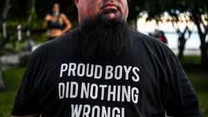 En anhängare till Trump som kommit till det konstmuseum i Miami där NBC:s utfrågning av Trump ordnades. Anhängaren bar en Proud Boys-skjorta. Proud Boys är en högerextrem och nynazistisk rörelse som Trump tidigare inte velat fördöma. En anhängare till Trump som kommit till det konstmuseum i Miami där NBC:s utfrågning av Trump ordnades. Anhängaren bar en Proud Boys-skjorta. Proud Boys är en högerextrem och nynazistisk rörelse som Trump tidigare inte velat fördöma.