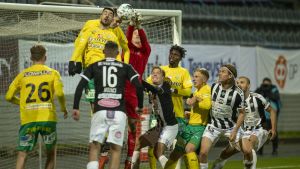 Kvalmatcherna mellan TPS och KTP blev jämna historier. KTP- och TPS-spelare i nickduell.