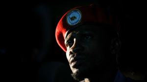 Oppositionens huvudkandidat Bobi Wine har ett starkt stöd bland städernas unga väljare. Presidentvalet i Uganda den 14 januari har kantats av det våld som regeringens säkerhetstyrkor riktat mot oppsoitionsanhängare. Oppositionspolitikern Bobi Wine med en röd basker i Kampala i Uganda.