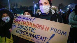 Polens nya abortlagstiftning har fått skarp kritik. En person håller upp plakat under demonstration i Polen.