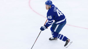 Mikko Lehtonen hade karriärens bästa kväll i NHL hittills. Mikko Lehtonen i ensam majestät på isen med puck iklädd Torontos blåa speldräkt.
