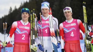 Brorsorna Nikolai (till vänster) och Aleksander Holmboe poserar efter silvret och bronset i ungdoms-OS. Nikolai Holmboe, Edvin Anger och Aleksander Holmboe poserar.