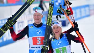 Bø och Eckhoff tog silver i singelmixedstafett. Johannes Thingnes Bø och Tiril Eckhoff ler för kameran efter silvret.