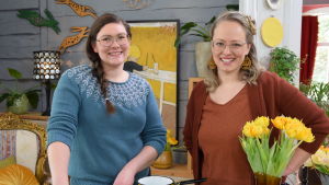 Gula tulpaner och ägg hör till floristen Sandra Neumans påskfavoriter. Tillsammans med Elin Skagersten-Ström har hon gjort tre enkla arrangemang. En kvinna med brunt, långt hår i fläta, glasögon och en blå stickad tröja tillsammans med en annan kvinna som är programledare för tv-programmet Strömsö.