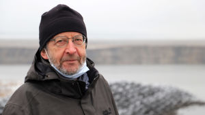 Lokalpolitikern Martin Kühne på stranden till den blivande sjön. Lokalpolitikern Martin Kühne på stranden till den blivande sjön