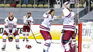 Jublet visste inga gränser efter segern i finalen. UMass med Filip Lindberg jublar över NCAA-titeln.