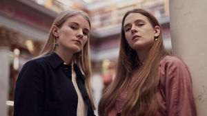 Hanna Ylöstalo och Kaneli Johansson gör podden Samtal med vänner. Hanna Ylöstalo och Kaneli Johansson står bredvid varandra.