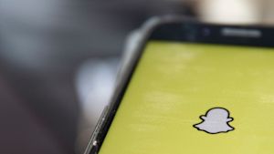 Filmade våldsvideor kan spridas till exempel via Snapchat, en tjänst där det är möjligt att bestämma hur länge videon syns innan den försvinner. En telefon med appen snapchat öppen.