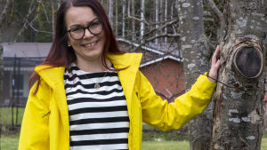 Eeva Hiila som är ordförande för Nylands barnmorskeförening kritiserar HUS som arbetsgivare i hårda ordalag. Uudenmaan kätilöyhdistyksen puheenjohtaja Eeva Hiila