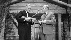 Viulupelimanni Emil Risku myöhemmillä päivillään säveltäjä Ahti Sonnisen seurassa tv-ohjelmassa Pelimanni-ilta vuonna 1959. Viulupelimanni Emil Risku ja säveltäjä Ahti Sonninen tv-ohjelmassa Pelimanni-ilta.