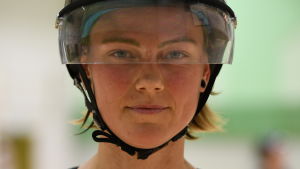 Malou Winther Lindholm älskar sin sport. Roller derbyspelaren Malou Winther Lindholm i grenmundering.