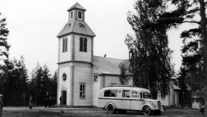 Yleisradion ääniauto Pertunmaan kirkon edessä 1930-luvulla