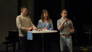 Linus Höglund från Ålands lyceum argumenterar mot snus. Debatt-tävling