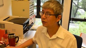 Ma Ngok är oroad för Hongkongs framtid. Han varnar för att de samhälleliga motsättningarna håller på att bli ohållbart allvarliga. Professor Ma Ngok sitter vid sitt skrivbord.