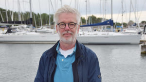 Jukka-Pekka Saraste har fått ett slags sabbatsår när coronapandemin fick världen att stänga ner. man i småbåtshamn