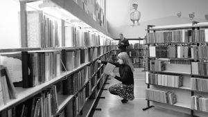 Kirjastonhoitaja laittaa kirjoja hyllyyn Rauman kirjastossa 1968.