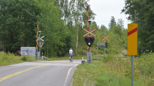 Den här övergången får bli kvar trots att den är i samma område. Byborna undrar om den är säkrare än de andra? En plankorsning med bommar vid Sannäs i Mjölbolsta.