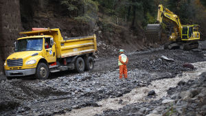 Floden Maipo som förser Santiago de Chile med vatten förorenades i översvämningar. Floden som förser Santiago med vatten renas.