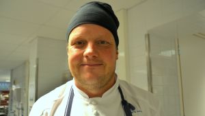 Michael Björklund tror att världen vore en bättre plats om alla fick äta gott. Närbild av kock Michael Björklund.