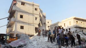 Invånare och medlemmar av frivilligkåren Vita hjälmarna letar efter överlevande i en husruin efter flygräder mot staden Harim i Idlib-provinsen. Invånare och medlemmar av frivilligkåren Vita hjälmarna letar efter överlevande i en husruin efter flygräder mot staden Harim i Idlib-provinsen.