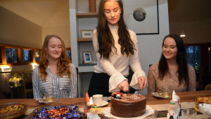 Östnylands lucia Cecilia Kronberg tar en första bit av luciatårtan. Östnylands lucia Cecilia Kronberg skär första biten av luciakakan