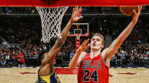 Lauri Markkanen har snittat cirka 15 poäng och åtta returer per match i Chicago Bulls under första delen av rookiesäsongen. Lauri Markkanen vid korgen.
