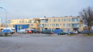 December 2017. Första halvan av Port 19 står nästan klar. Men bostäderna hade inte sådan åtgång som Mäenpääs hoppades. Ett gult hus som är ett av de nya bostadskomplexen i Norra hamnen i Ekenäs.