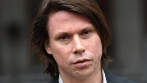 Love utanför Royal Courts of Justice icentrala London Lauri Love träffar medierna utanför Royal Courts of Justice icentrala London.